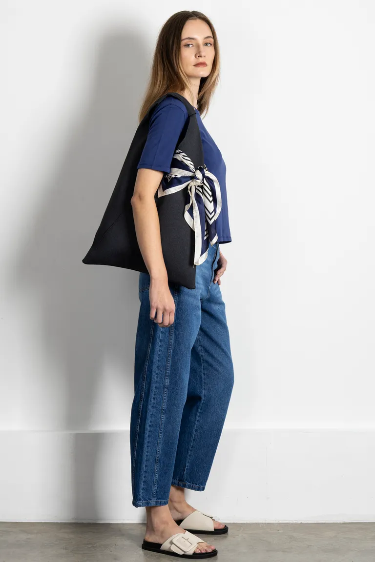 Bolso azul con lazo, un accesorio femenino y sofisticado para el día a día de Kill en Bolsos y Carteras para argentina