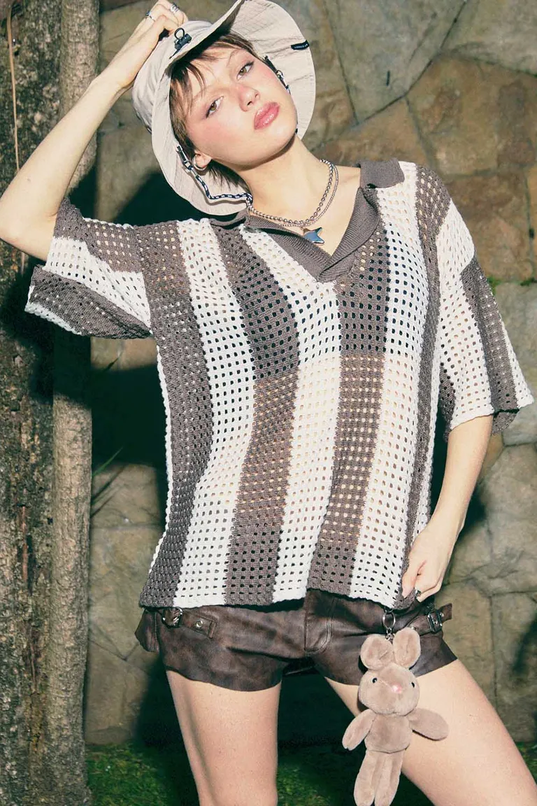 Chomba tejida calada con rayas verticales en tonos grises de 47 Street en Blusas para argentina