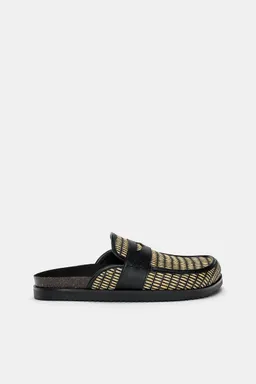 Zuecos estampados de Pull&Bear en Sandalias y Ojotas para argentina