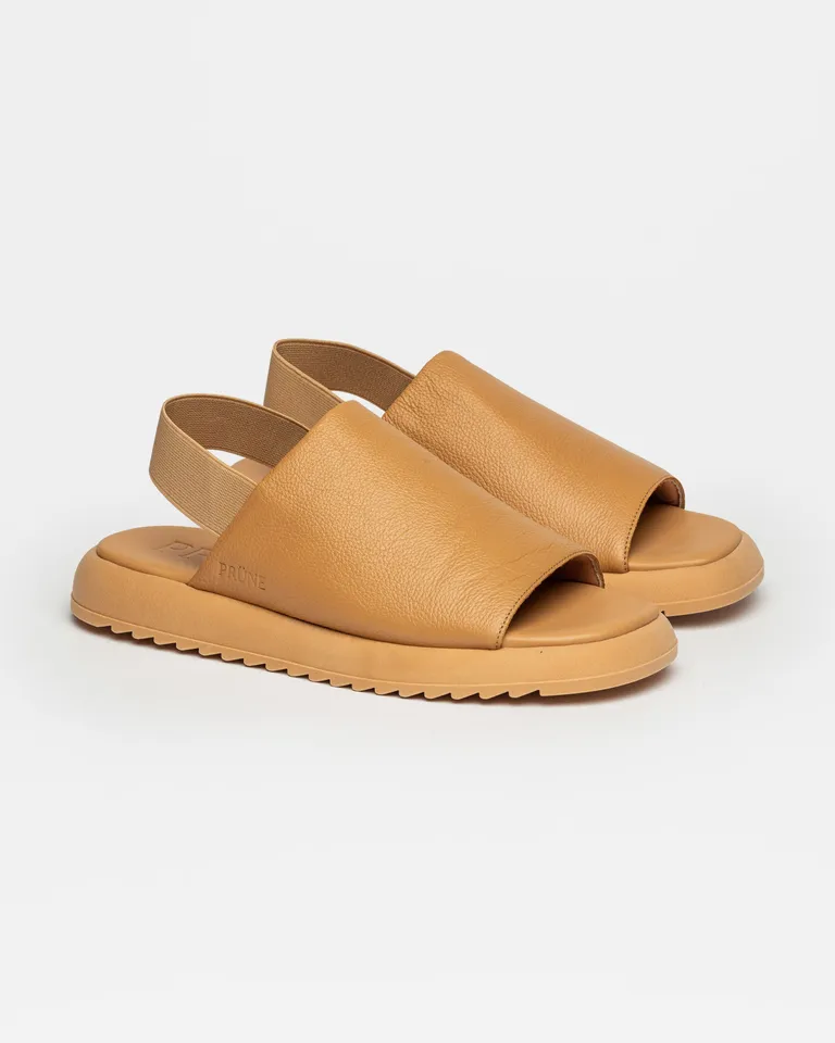 Sandalias Bajas Monocromáticas de Cuero Graneado con Suela de Plataforma Acolchada de Prüne en Sandalias para argentina