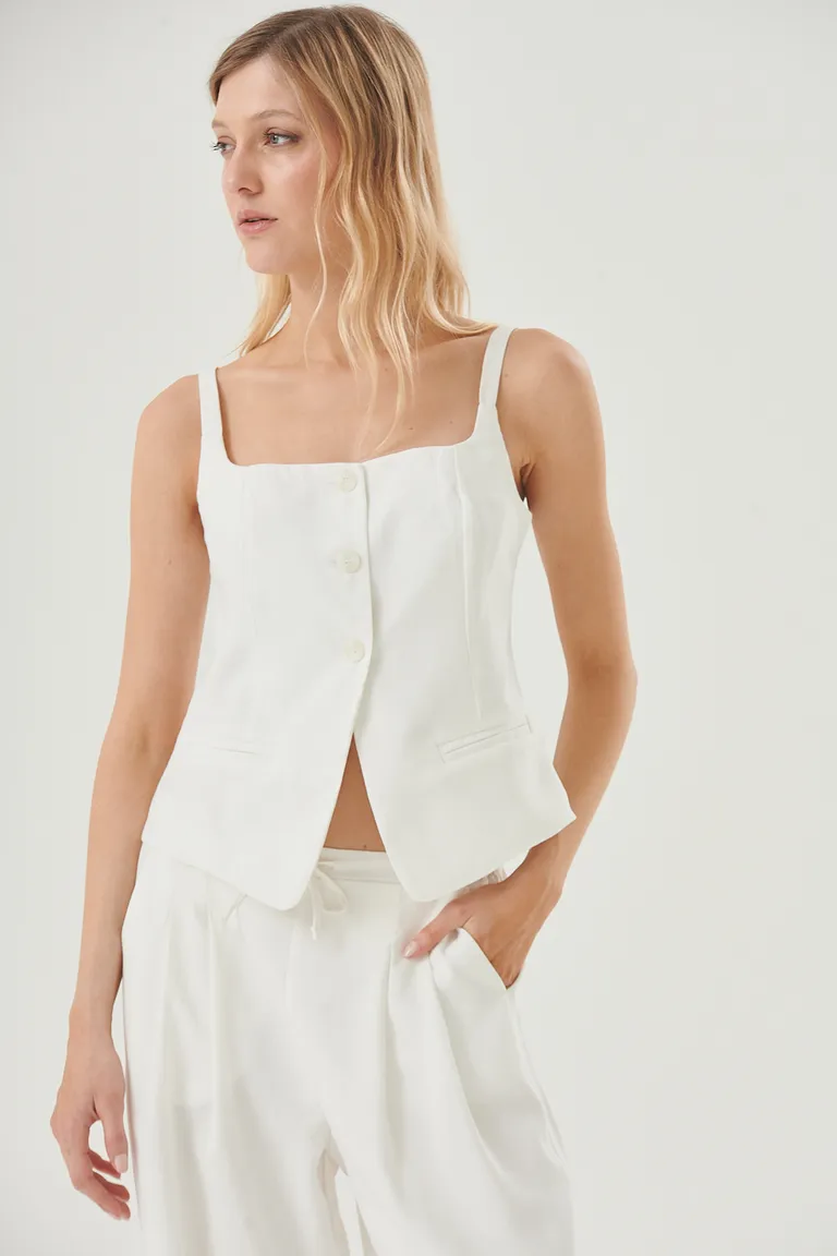 Chaleco de lino con diseño sastrero y escote recto, ideal para looks de verano elegantes y cómodos de Sweet en Chalecos para argentina