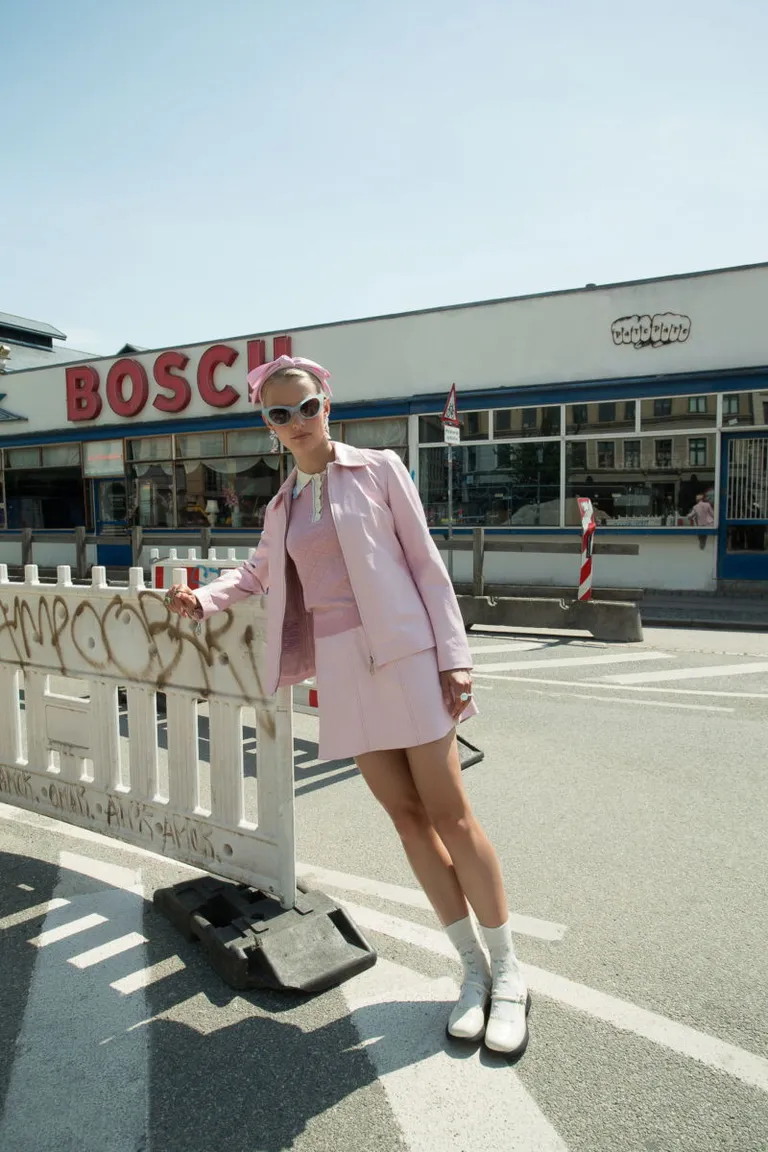 Falda de cuero tiro bajo con recortes estilo gajo y pespuntes para un look chic y canchero de Las Pepas en Faldas para argentina