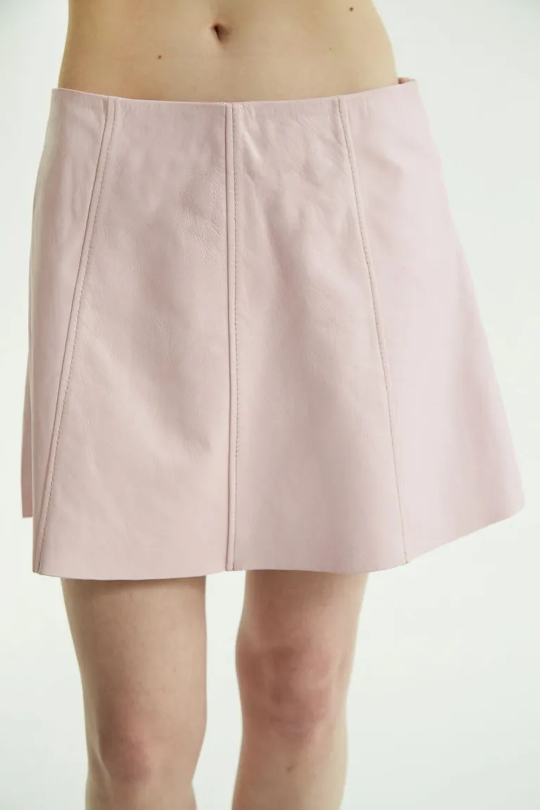 Falda de cuero tiro bajo con recortes estilo gajo y pespuntes para un look chic y canchero de Las Pepas en Faldas para argentina