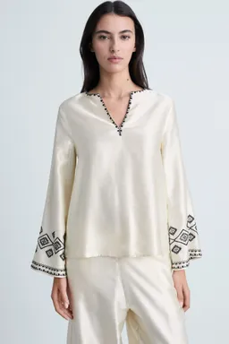 Blusa satinada bordada de Mango en Blusas para argentina