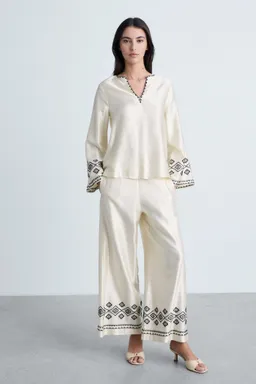 Blusa satinada bordada de Mango en Blusas para argentina