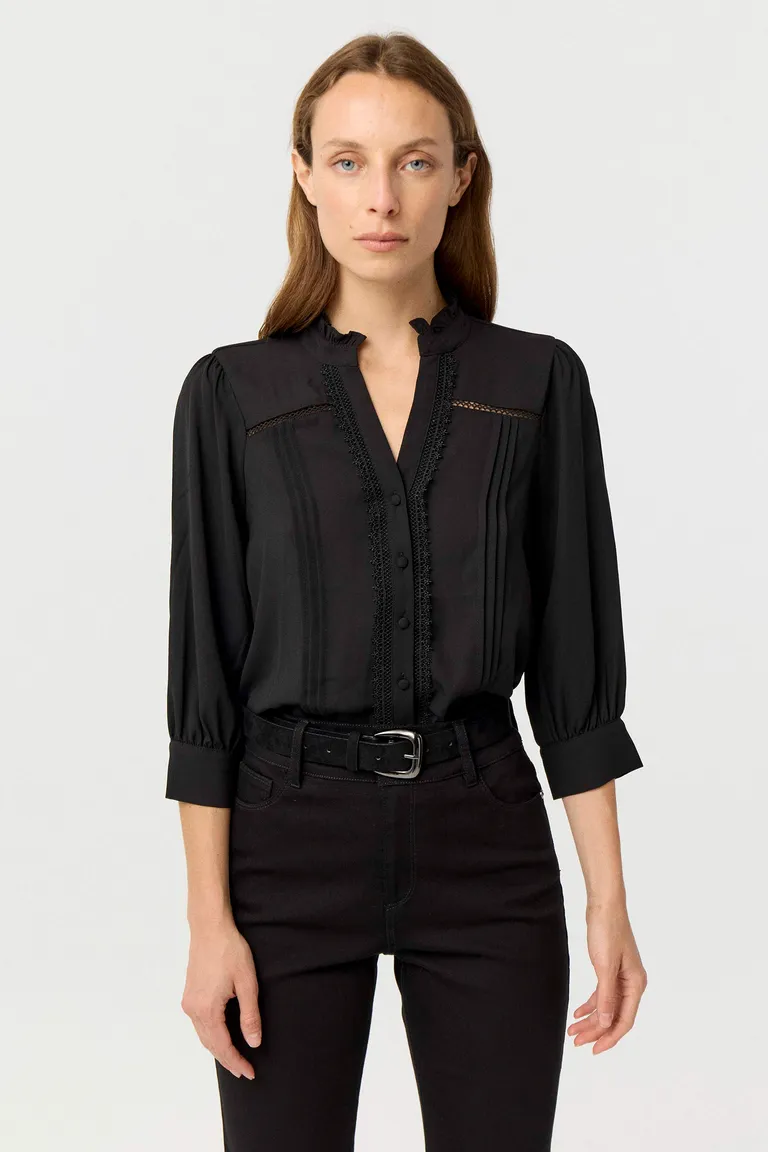 Camisa de mujer con mangas tres cuartos cuello mao y detalles de alforzas y volados de Markova en Camisas para argentina