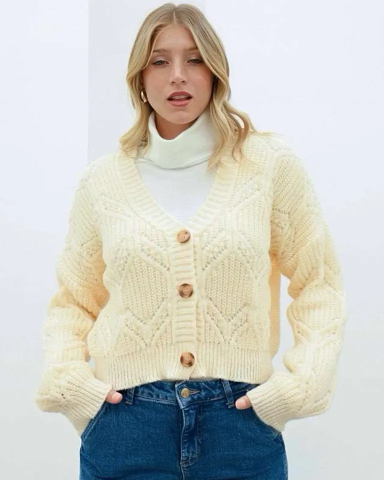 Saco de punto beige con diseño de rombos y tres botones para mujer de Hesed en Buzos y Sweaters para argentina