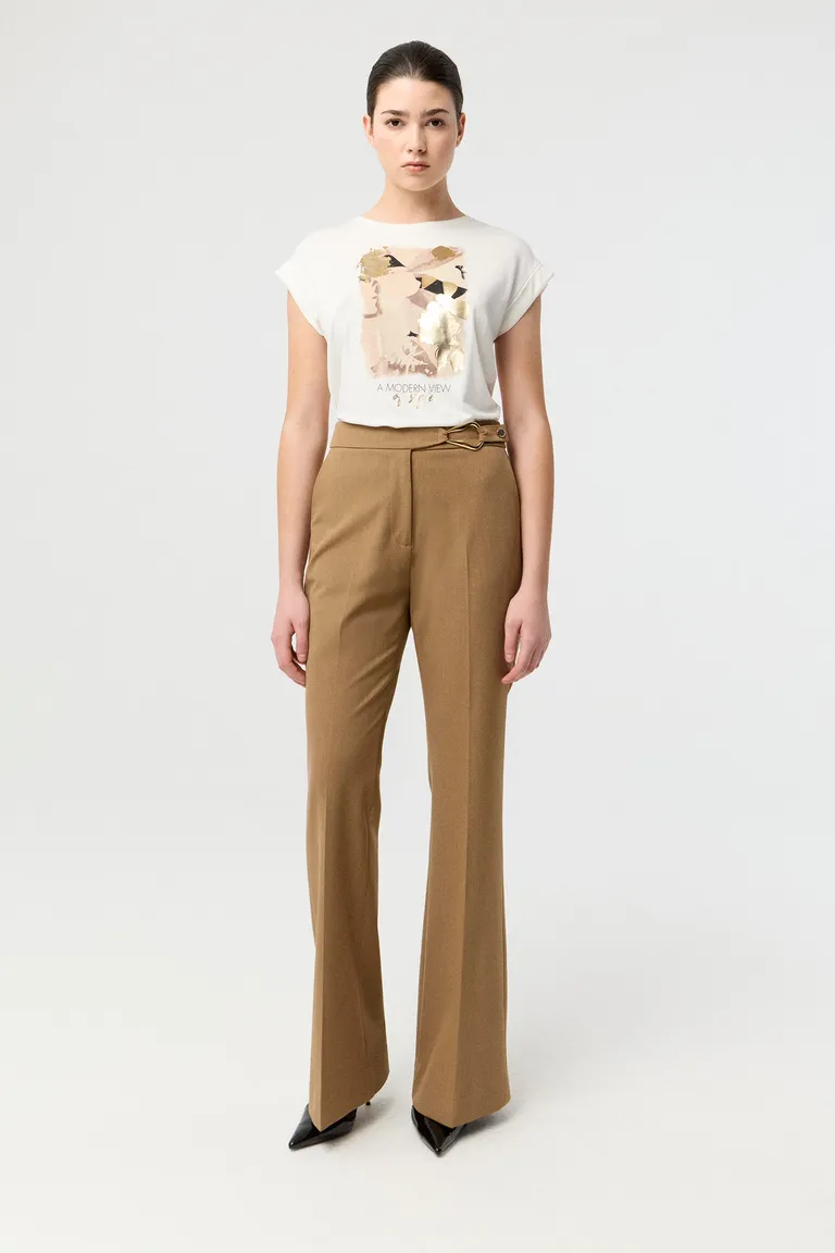 Remera de calce al cuerpo con escote redondo, mangas cortas y diseño de estampa frontal de Markova en Remeras para argentina