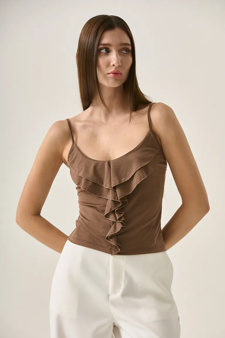 Top con escote en V y volante central, diseño elegante y versátil de Sweet en Tops para argentina