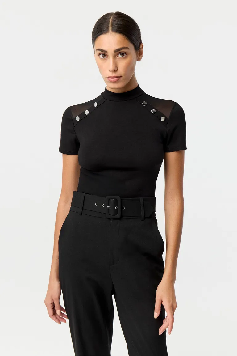 Remera de punto con cuello semipolera mangas cortas y detalle de botones metálicos en el frente de Markova en Remeras para argentina