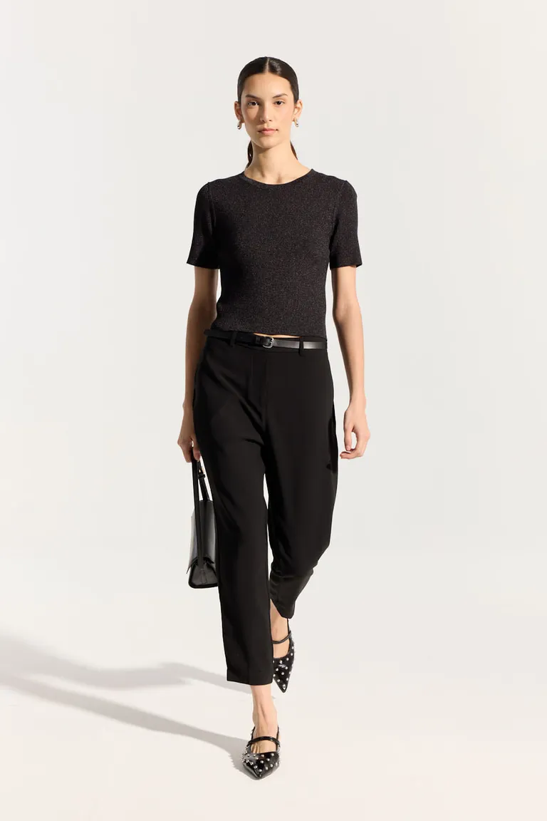 Remera negra de diseño modular y calce ajustado de Portsaid en Remeras para argentina