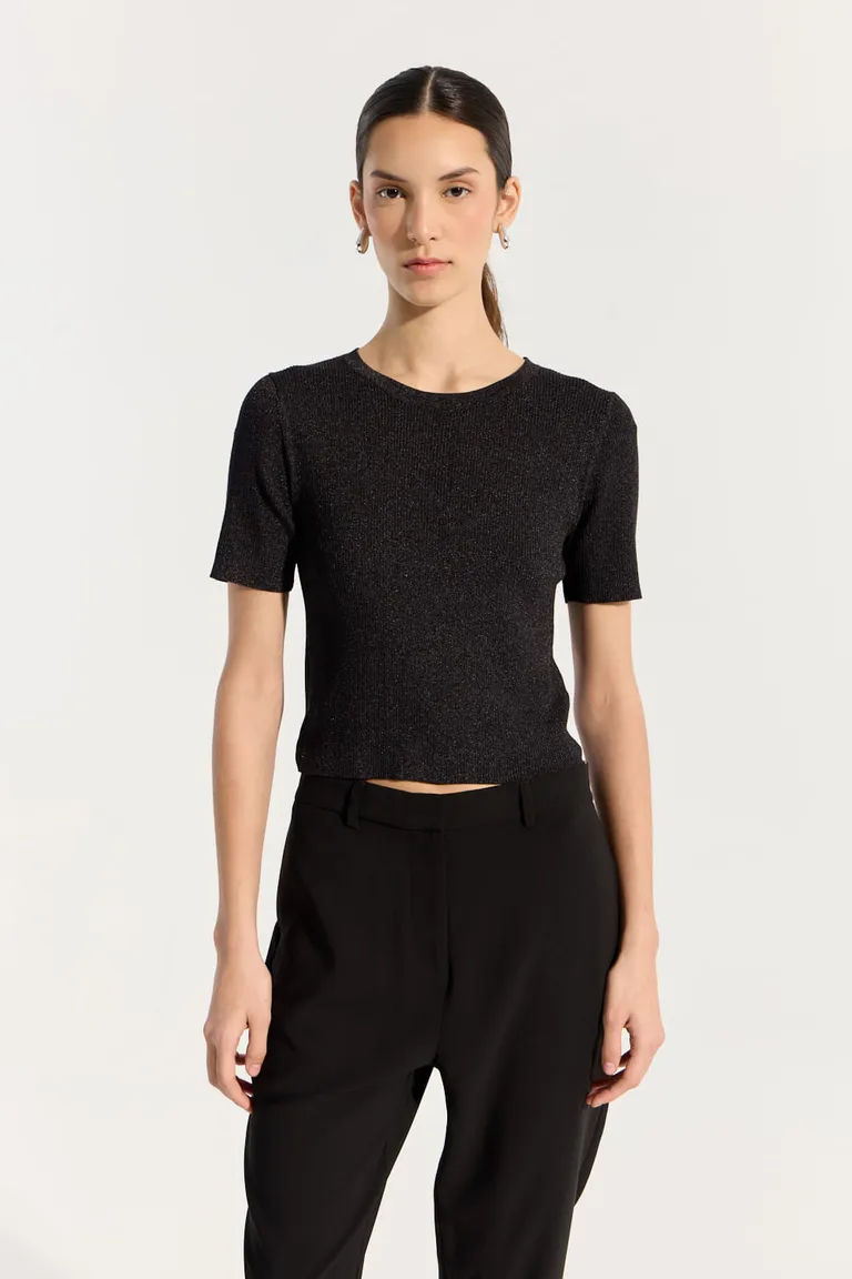 Remera negra de diseño modular y calce ajustado de Portsaid en Remeras para argentina