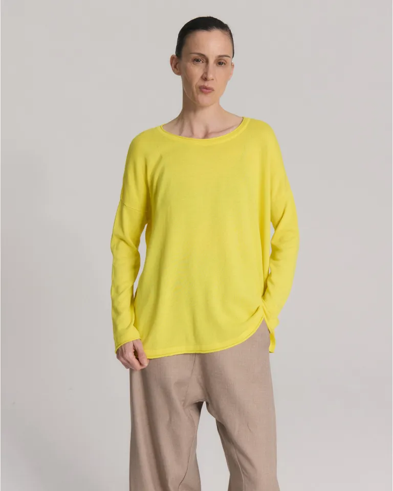 Remera de mujer con escote bote, hombros caídos y aberturas laterales en el ruedo de Blue Sheep en Remeras para argentina