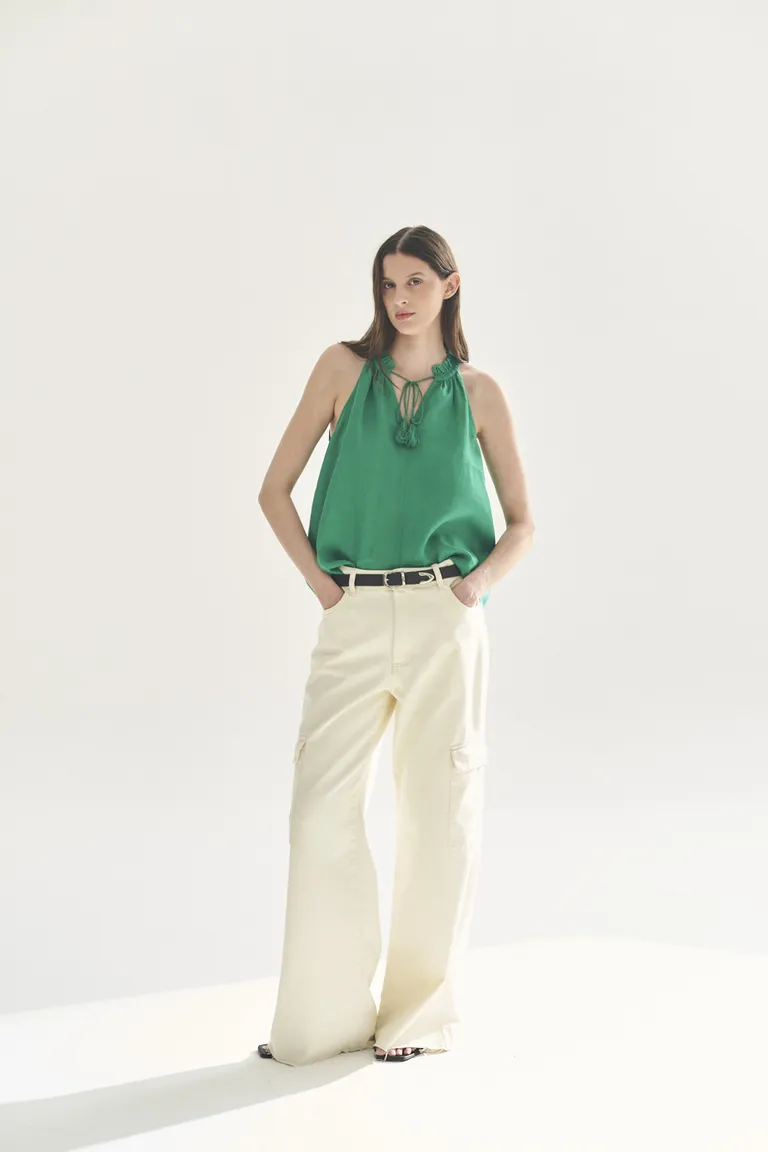 Blusa verde sin mangas, diseño elegante y versátil para mujeres de Akiabara en Blusas para argentina