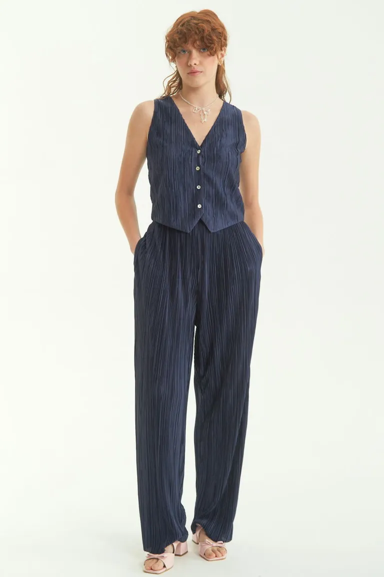 Pantalón de tiro medio con tela plisada y cintura elastizada, sofisticado y cómodo de Las Pepas en Pantalones para argentina