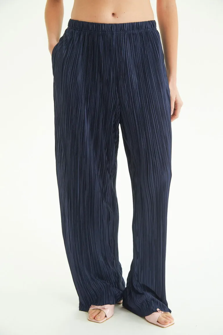 Pantalón de tiro medio con tela plisada y cintura elastizada, sofisticado y cómodo de Las Pepas en Pantalones para argentina