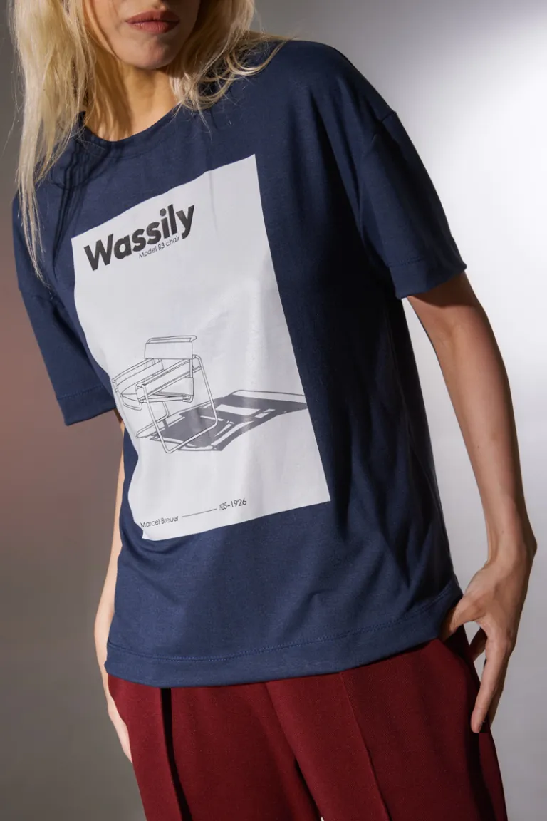 Remera de diseño minimalista con gráfica inspirada en Wassily de Apricot en Remeras para argentina