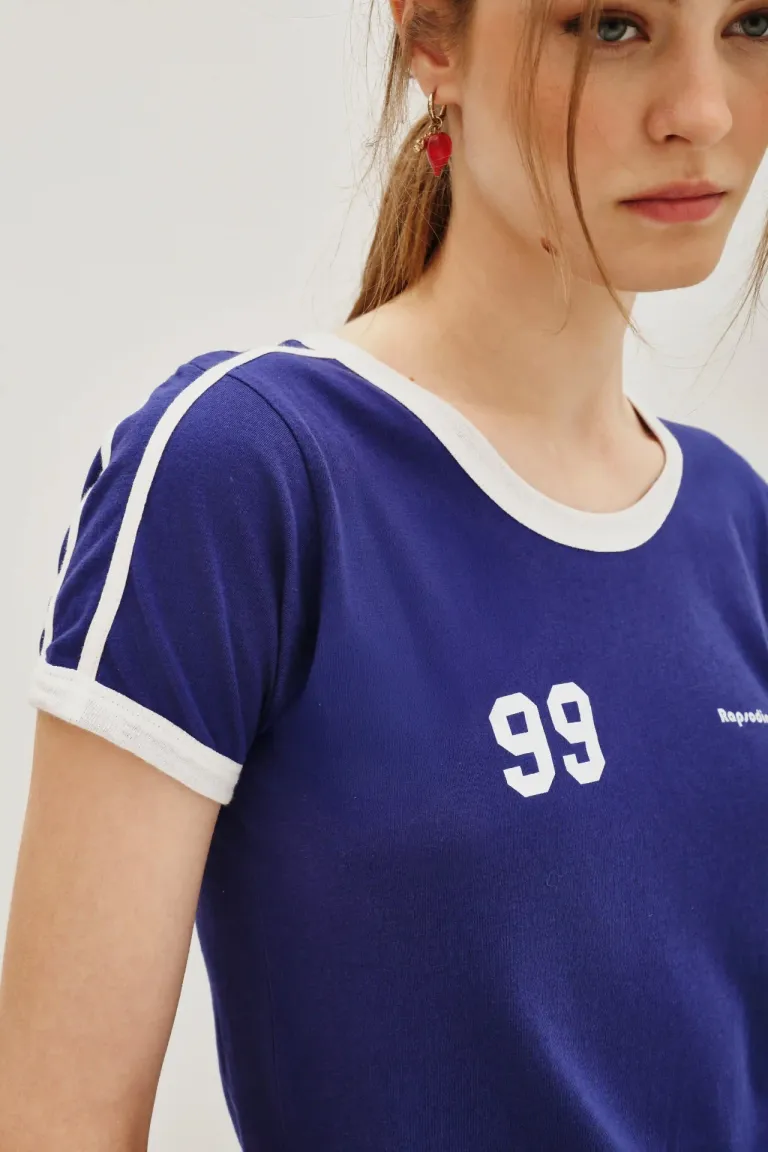 Remera de mujer con cuello redondo mangas cortas y estampado deportivo de Rapsodia en Remeras para argentina