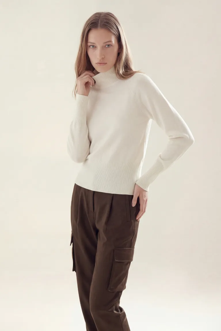 Sweater tejido con cuello alto de mangas largas y corte clásico de Akiabara en Buzos y Sweaters para argentina