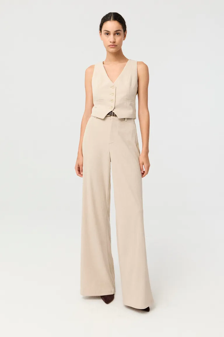 Chaleco sastrero corto con escote en V y cierre frontal a botones para mujer de Markova en Chalecos para argentina