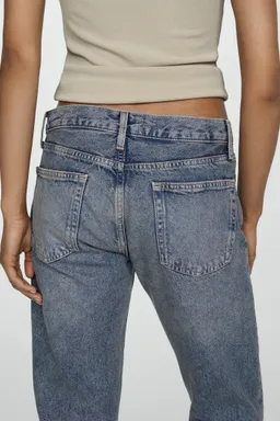 Jeans girlfriend tiro bajo rotos de Mango en Pantalones para argentina
