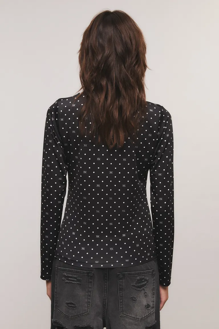 Remera manga larga con estampa de puntos y calce regular de Kosiuko en Remeras para argentina