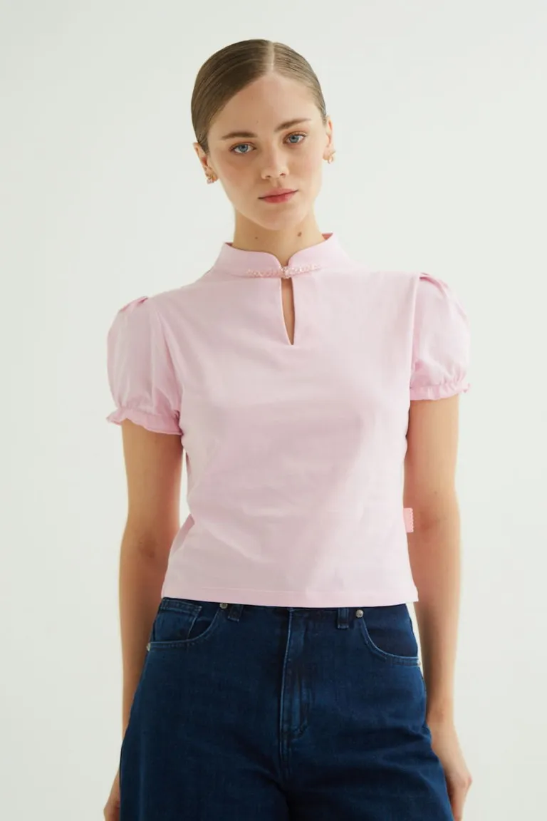 Remera de algodón con mangas balloon y cuello mao con detalle de perlas de Las Pepas en Remeras para argentina