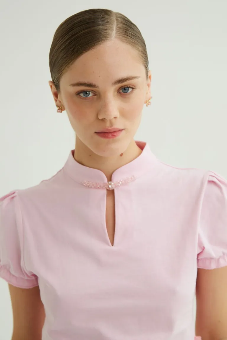 Remera de algodón con mangas balloon y cuello mao con detalle de perlas de Las Pepas en Remeras para argentina