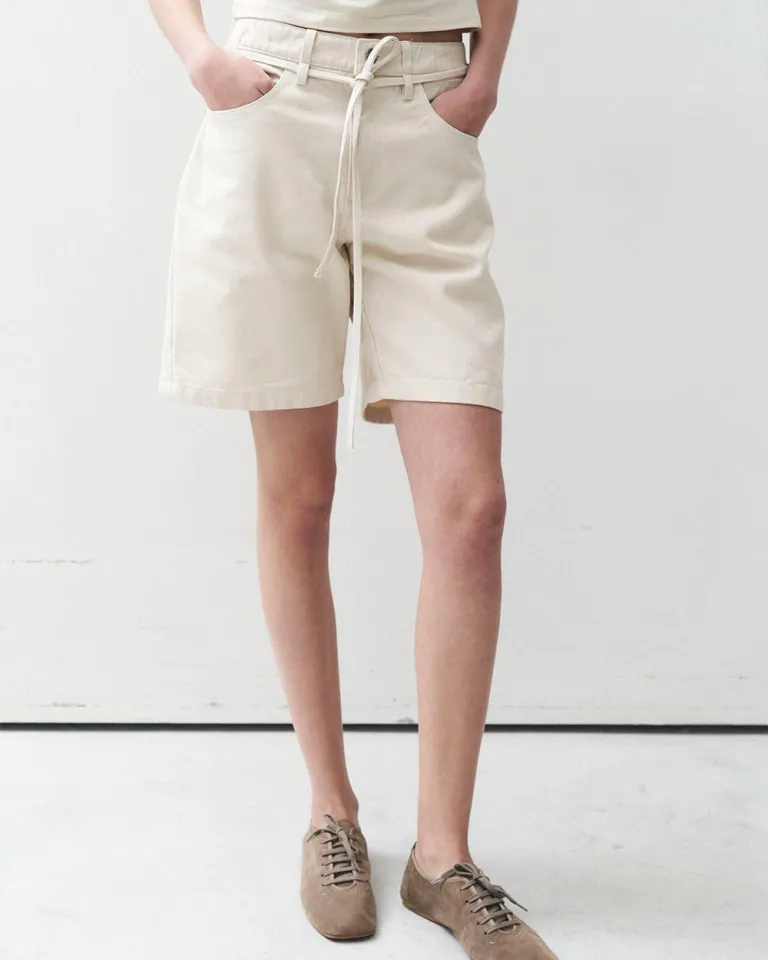 Bermuda beige con cintura ajustable y bolsillos - Prenda versátil y cómoda para mujer de Sky en Shorts para argentina