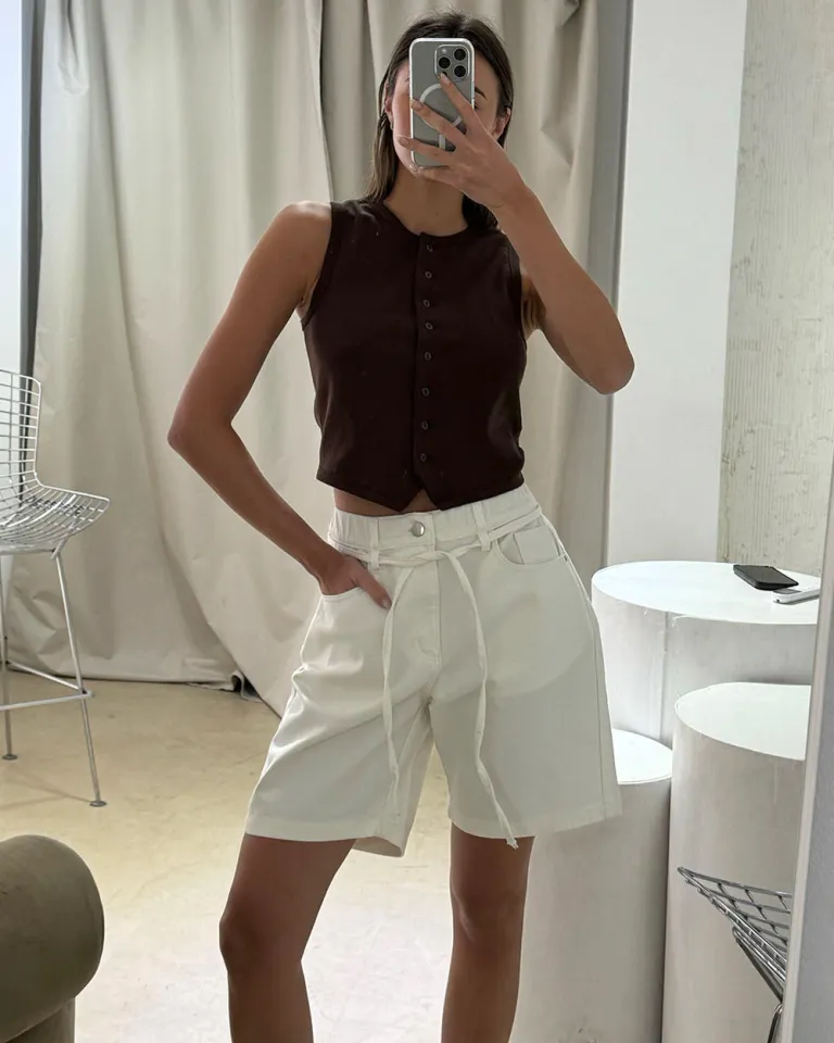 Bermuda beige con cintura ajustable y bolsillos - Prenda versátil y cómoda para mujer de Sky en Shorts para argentina