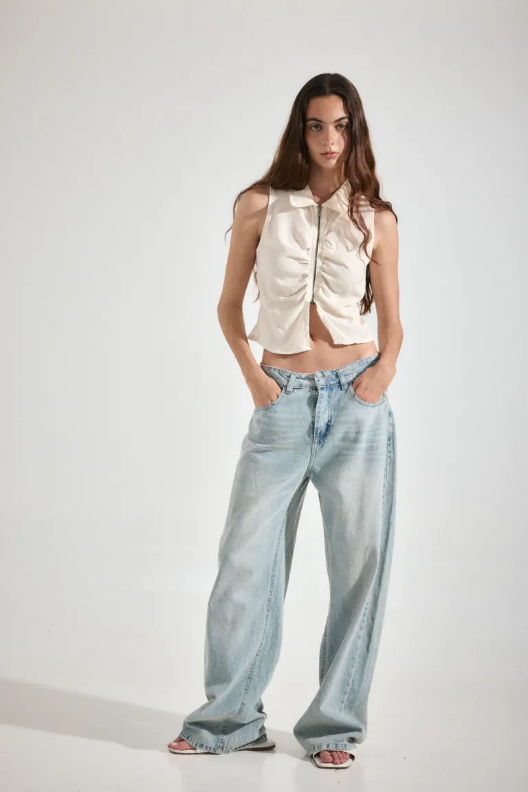 Top musculosa negro con cuello de camisa en crepe arrugado de Audaz en Tops para argentina