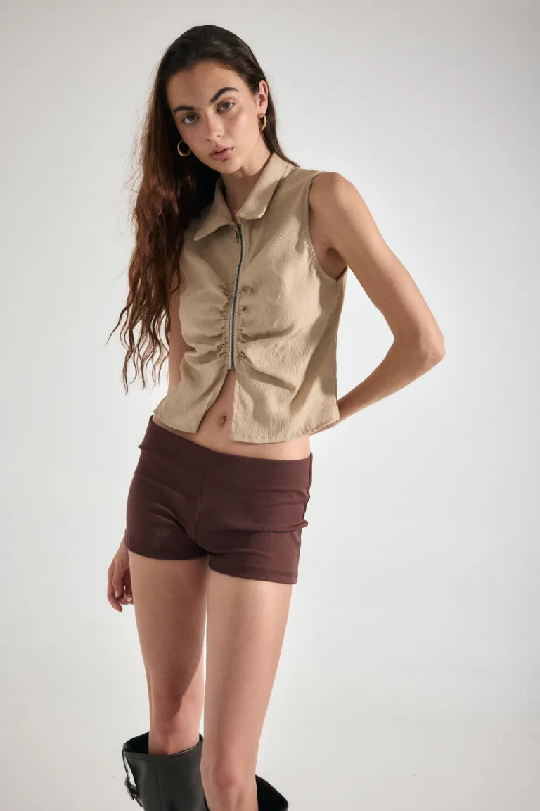 Top musculosa negro con cuello de camisa en crepe arrugado de Audaz en Tops para argentina