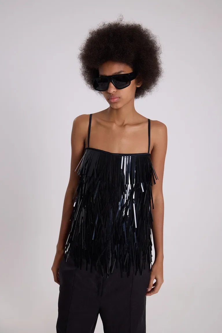 Top negro con destellos de lentejuelas, diseño elegante y contemporáneo para mujeres de Maria Cher en Tops para argentina