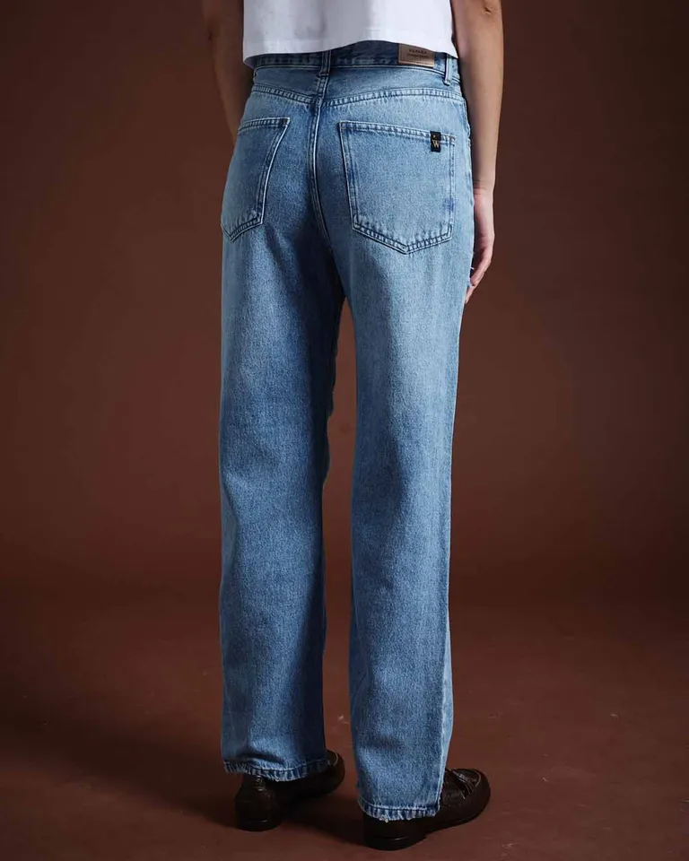 Pantalón de mujer estilo recto con tiro alto y detalles de roturas de Wanama en Pantalones para argentina