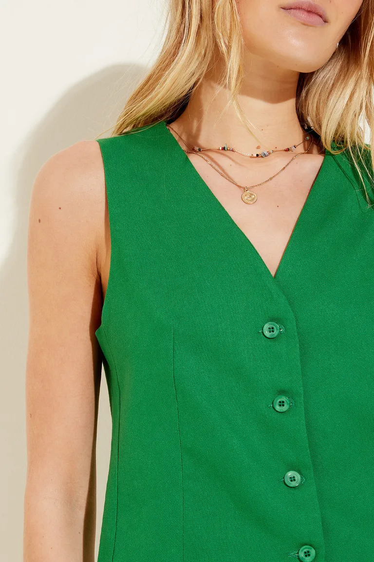 Chaleco sastrero femenino sin mangas con escote en V y cierre frontal de cuatro botones de Cuesta Blanca en Chalecos para argentina