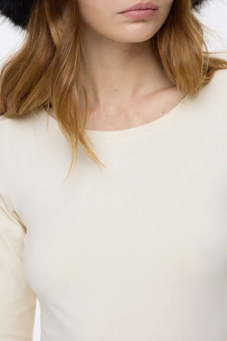 Remera al cuerpo con escote bote y mangas tres cuartos de Cuesta Blanca en Remeras para argentina