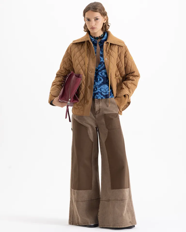 Campera matelaseada con cuello y puños tejidos, cierre frontal con broches y bolsillos plaqué de Jazmin Chebar en Chaquetas para argentina