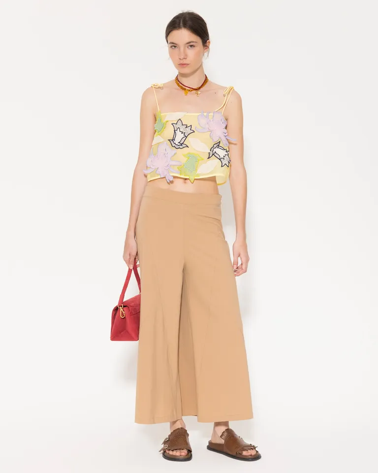 Pantalón ancho de diseño geométrico en tono beige de Jazmin Chebar en Pantalones para argentina