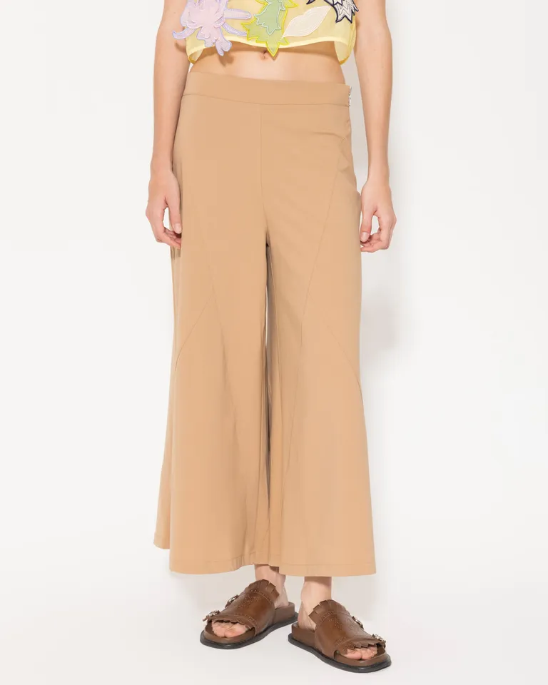 Pantalón ancho de diseño geométrico en tono beige de Jazmin Chebar en Pantalones para argentina