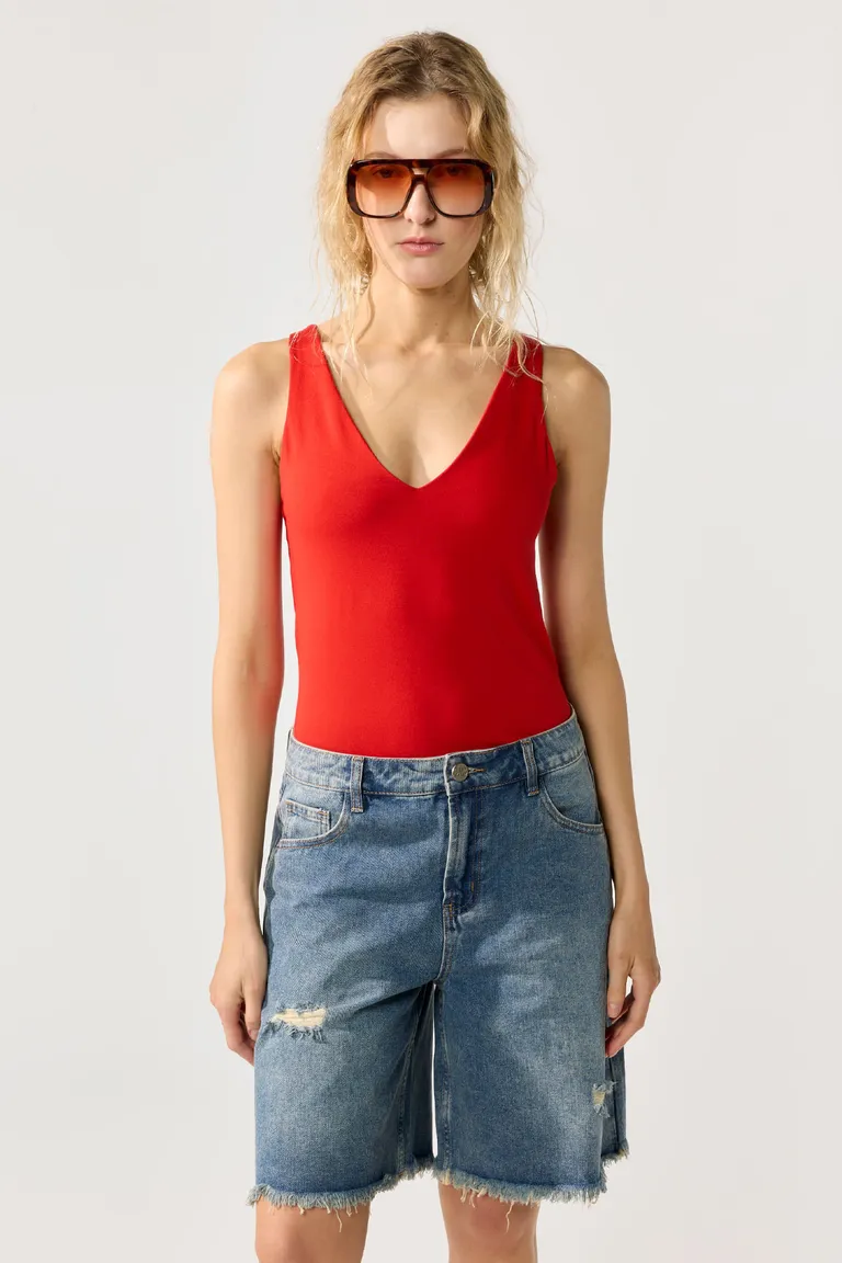 Musculosa roja de corte clásico y diseño femenino de Cuesta Blanca en Remeras para argentina