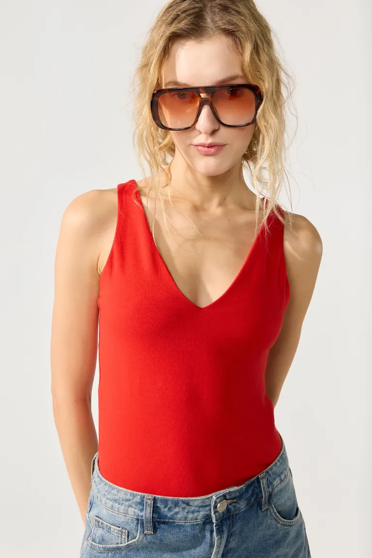 Musculosa roja de corte clásico y diseño femenino de Cuesta Blanca en Remeras para argentina