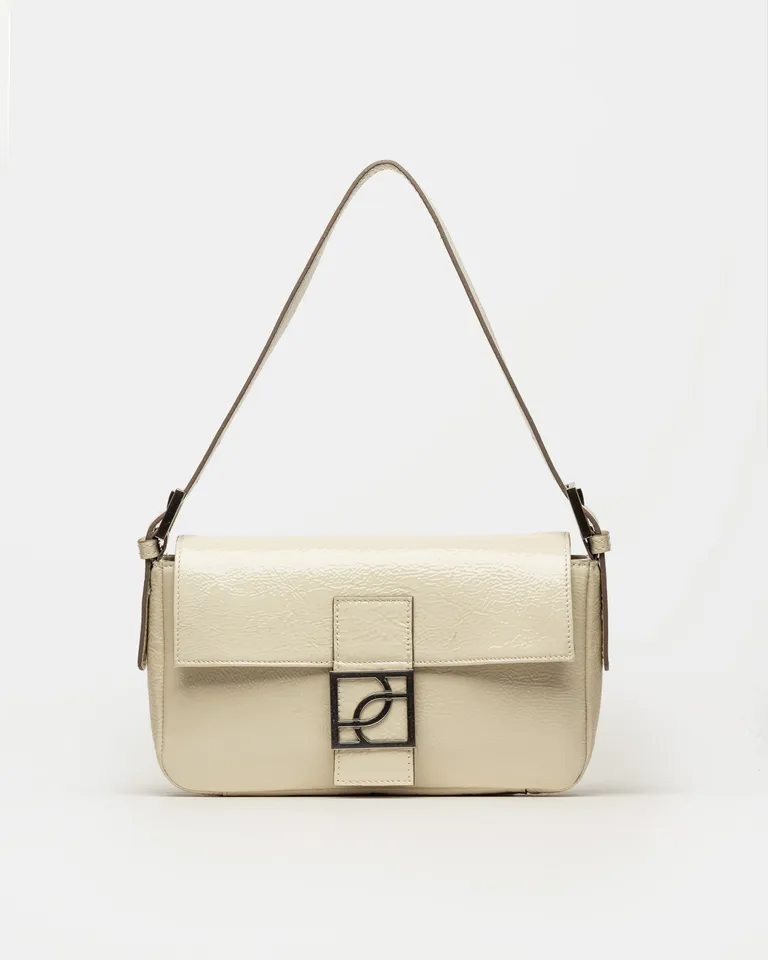 Cartera de hombro en cuero charol blanco con detalle metálico en diseño signature de Prüne en Bolsos y Carteras para argentina