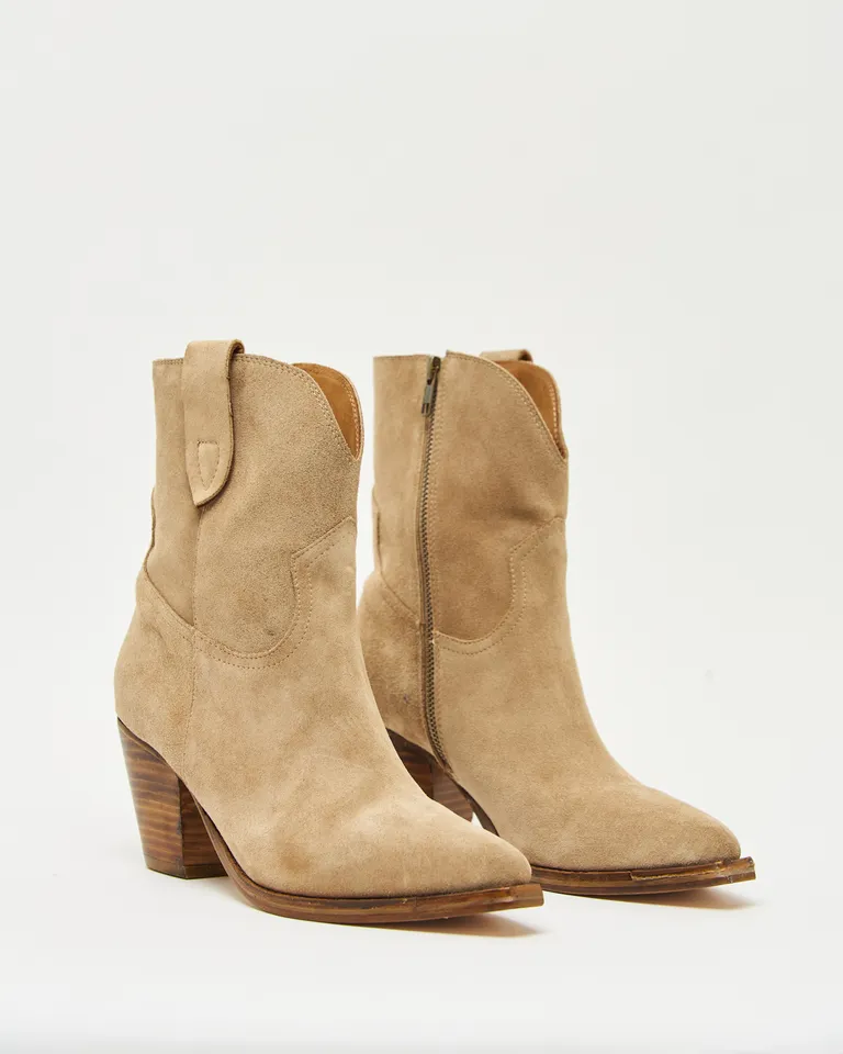 Botineta de media caña con taco medio y diseño inspirado en estilo texano de Wanama en Botas y Botinetas para argentina