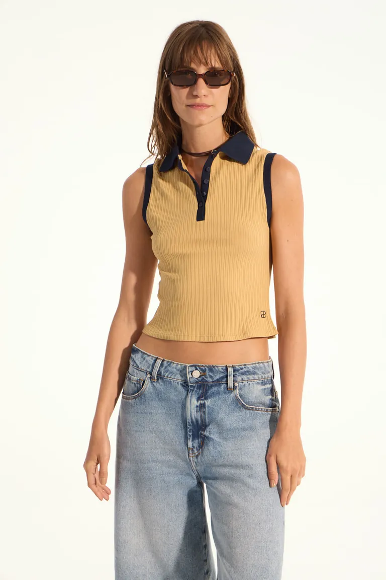 Remera de cuello polo en color amarillo, diseño regular sin mangas de Portsaid en Remeras para argentina