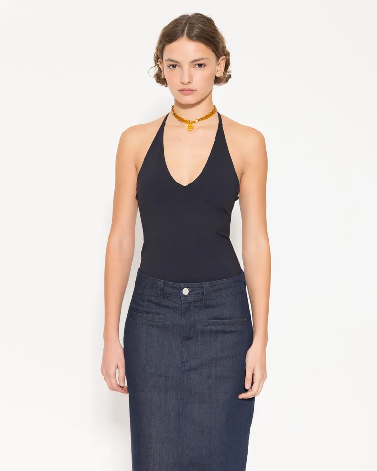 Top de corte ajustado y escote pronunciado para un look sofisticado de Jazmin Chebar en Tops para argentina