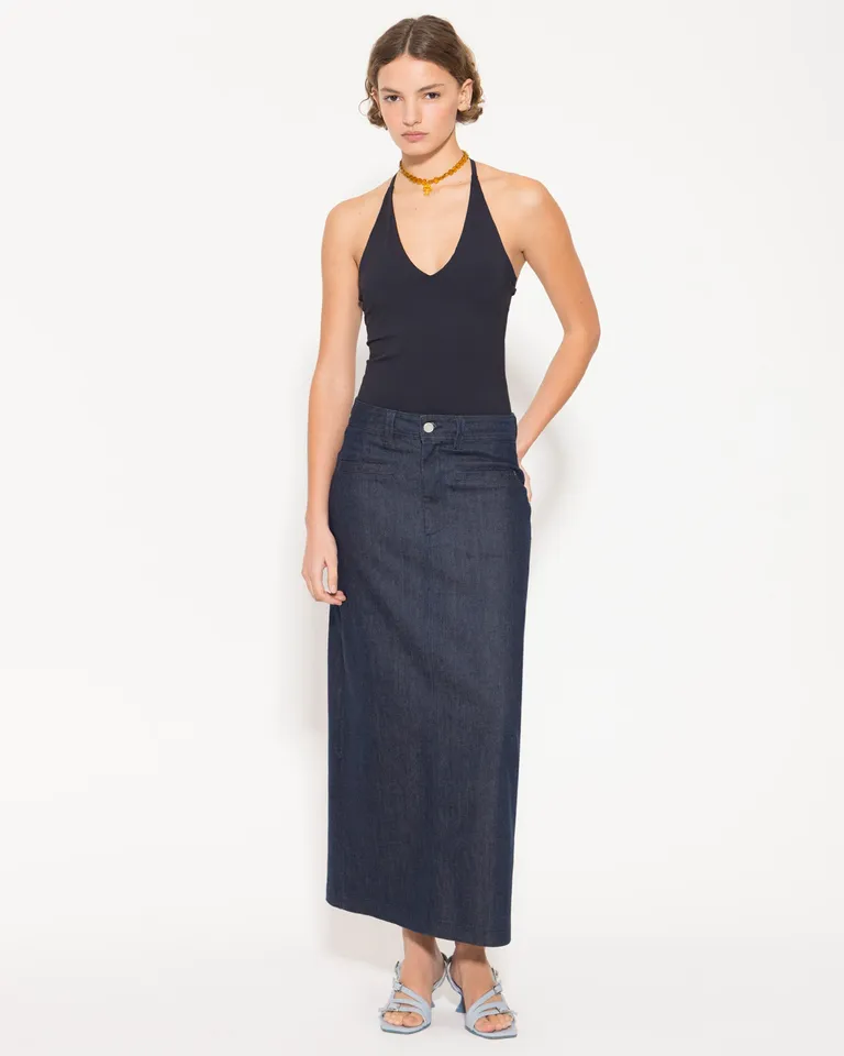 Top de corte ajustado y escote pronunciado para un look sofisticado de Jazmin Chebar en Tops para argentina