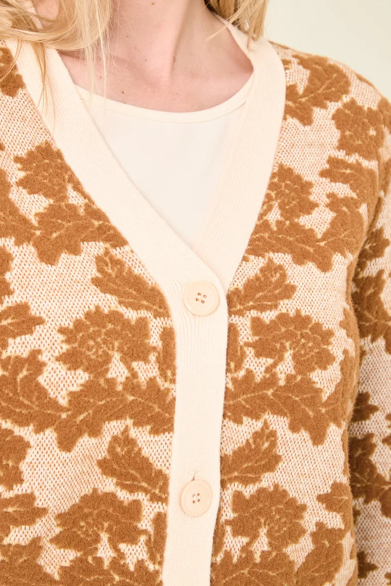 Cardigan corto tejido con escote en V y cierre frontal a botones de Cuesta Blanca en Buzos y Sweaters para argentina