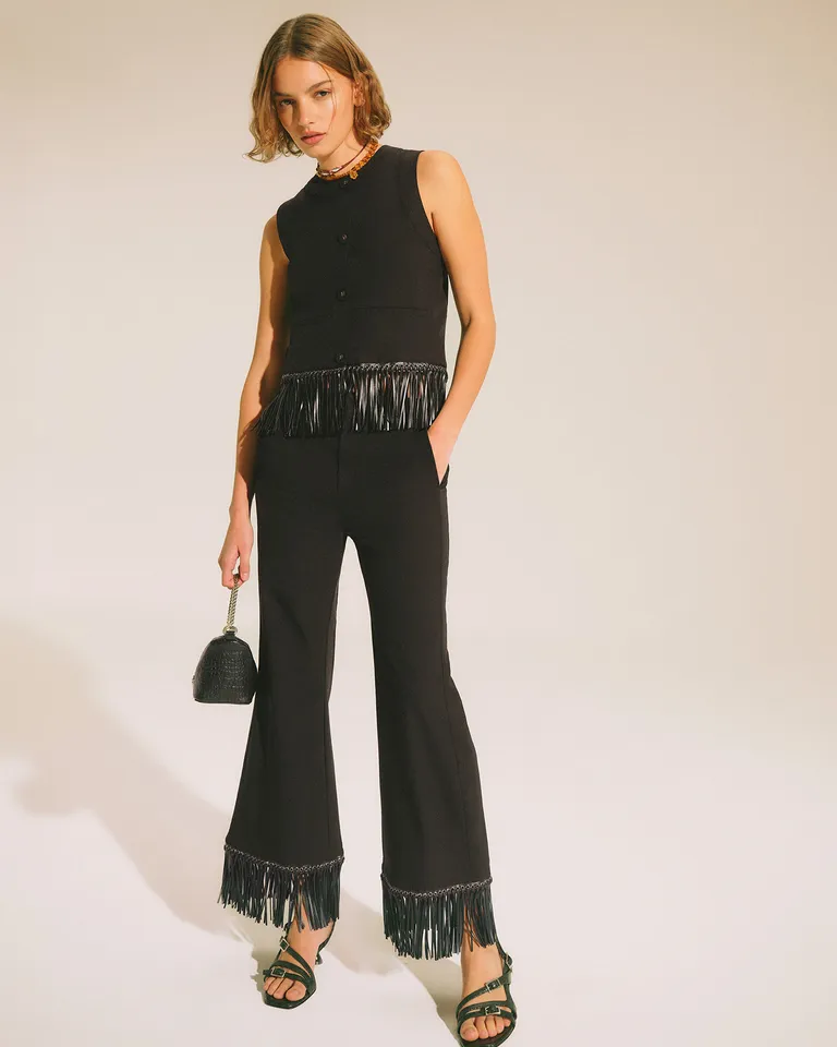 Chaleco corto de twill negro con flecos, un accesorio versátil y de gran versatilidad para el armario femenino de Jazmin Chebar en Chalecos para argentina