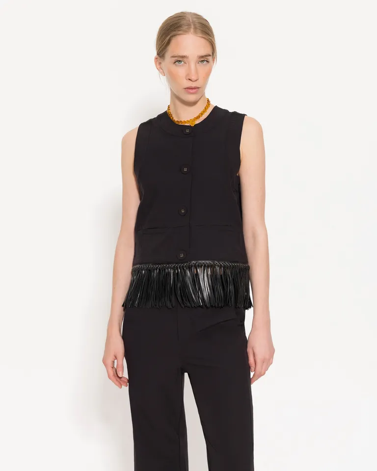 Chaleco corto de twill negro con flecos, un accesorio versátil y de gran versatilidad para el armario femenino de Jazmin Chebar en Chalecos para argentina
