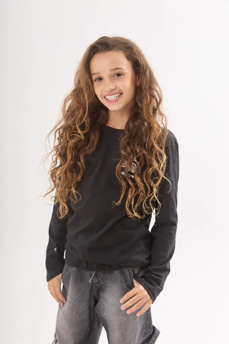 Remera negra de manga larga con estampado para mujer de Belle en Remeras para argentina